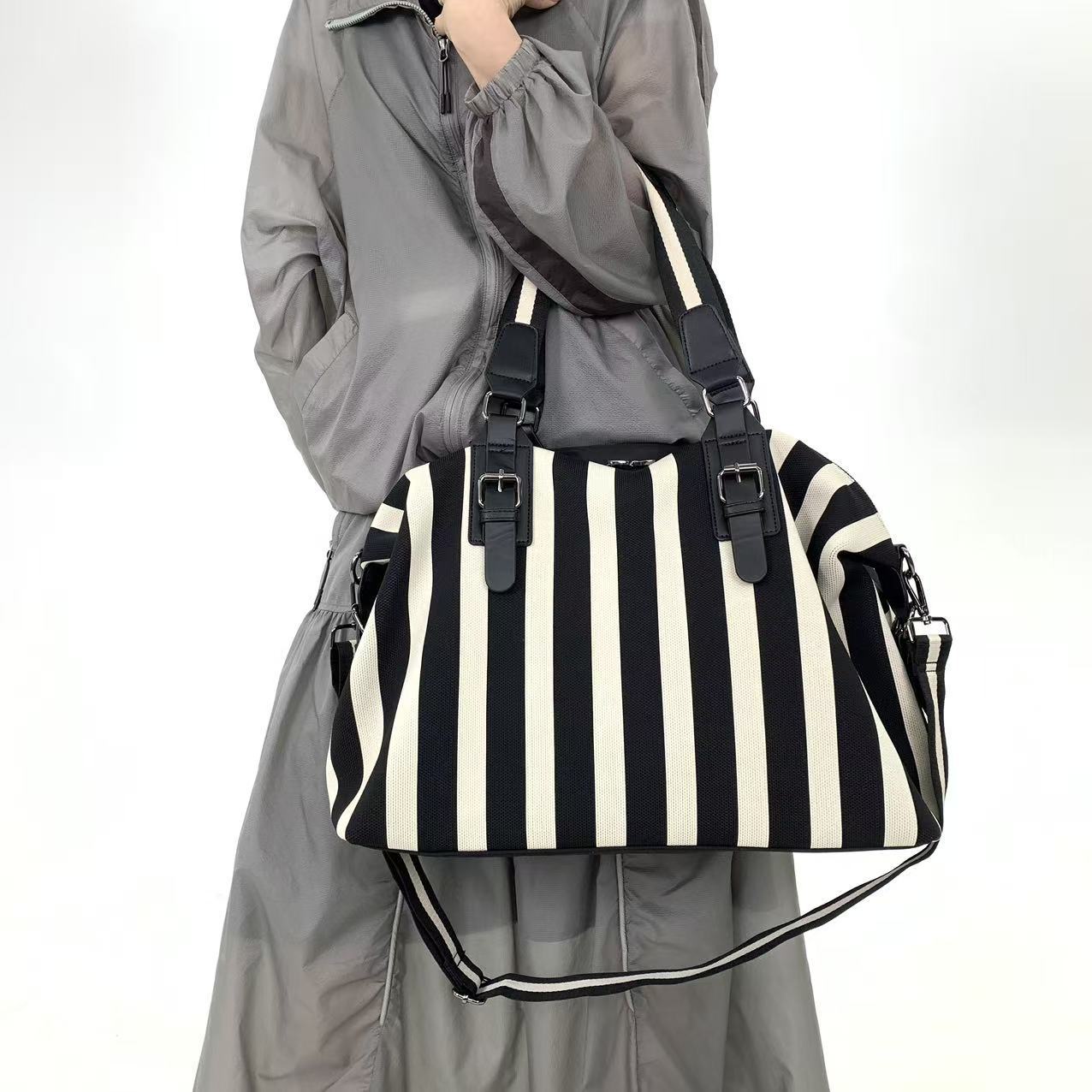 Travel Accessories Logo - Bolsa feminina listrada e versátil, com
