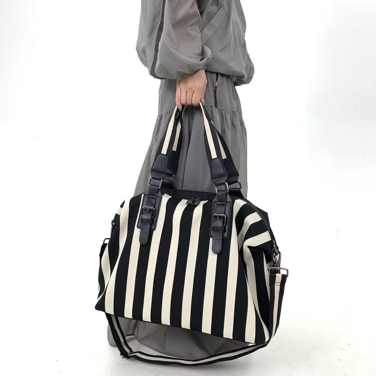 Bolsa feminina listrada e vers - Travel Accessories Logo avaliação e preço
