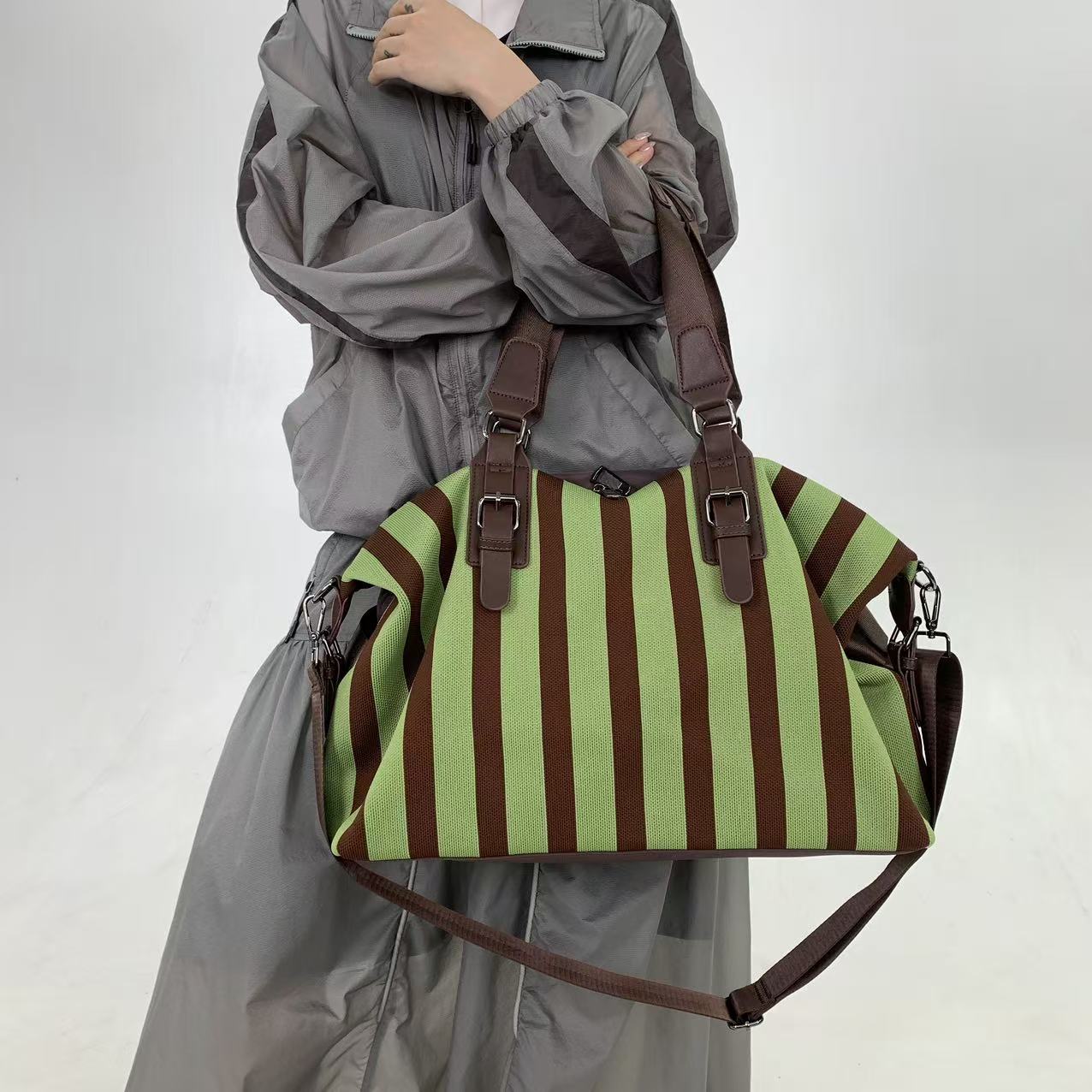 Bolsa feminina listrada e vers - Travel Accessories Logo avaliação e preço