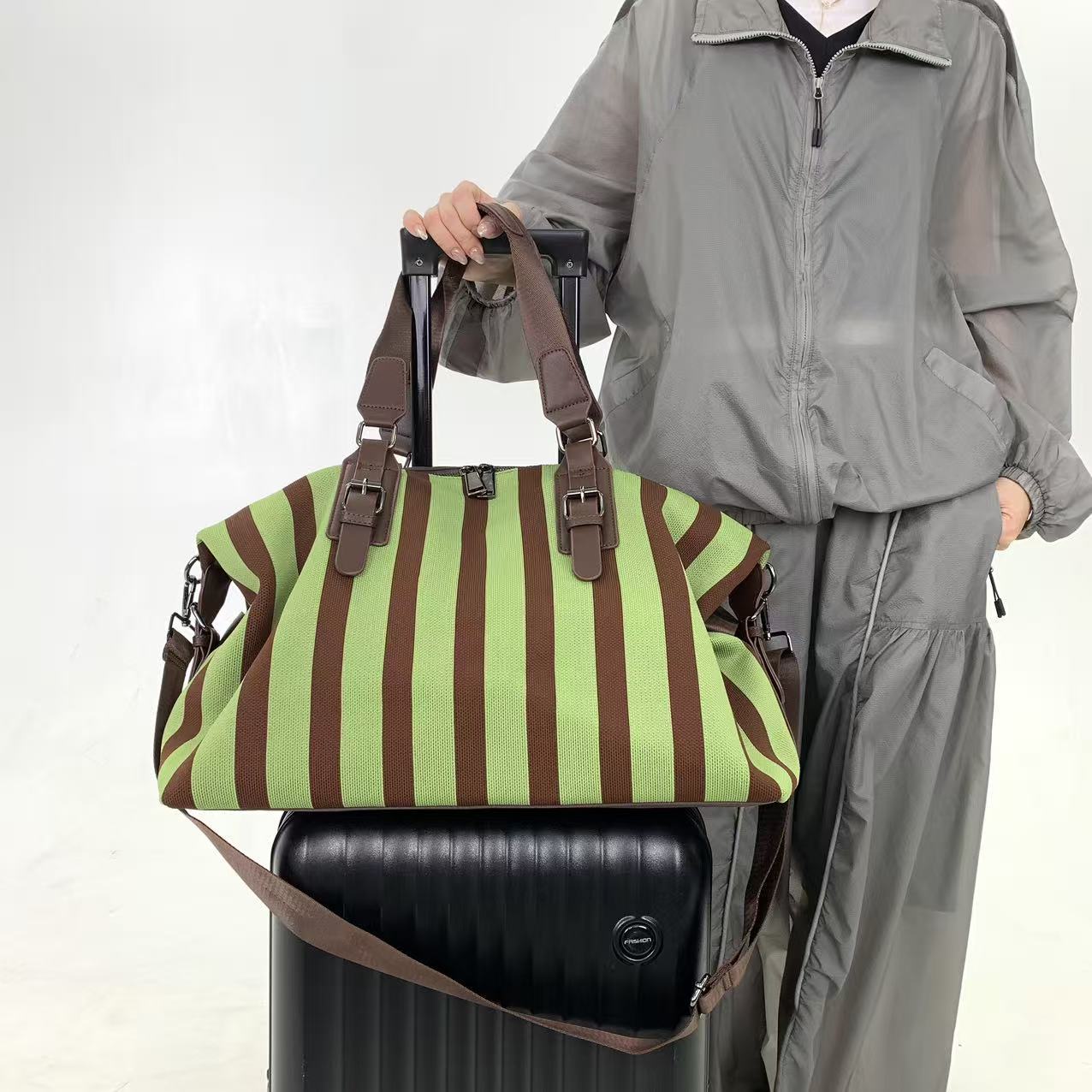 Bolsa feminina listrada e vers - Travel Accessories Logo avaliação e preço
